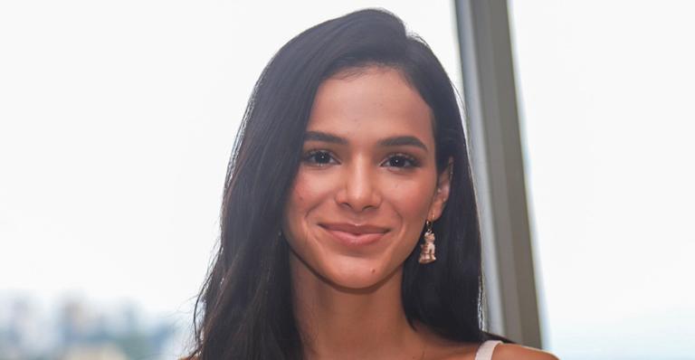 Bruna Marquezine marca presença em coletiva de novo filme