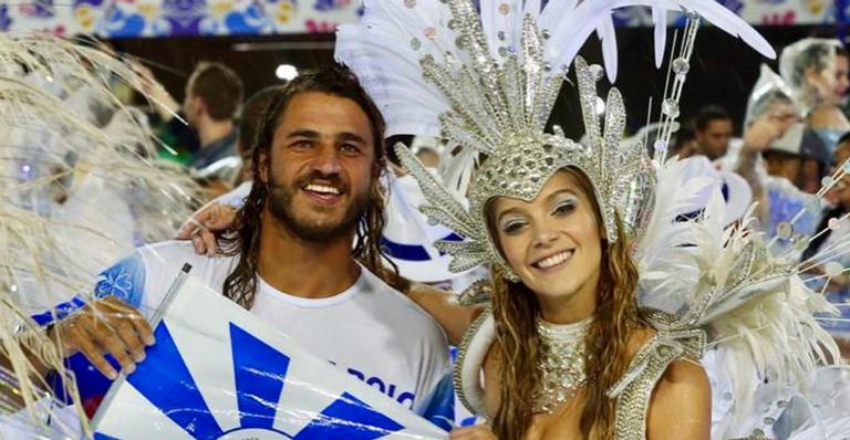 Isabella Santoni posa com o namorado em Desfile das Campeãs: ”Que emoção foi atravessar a Sapucaí”