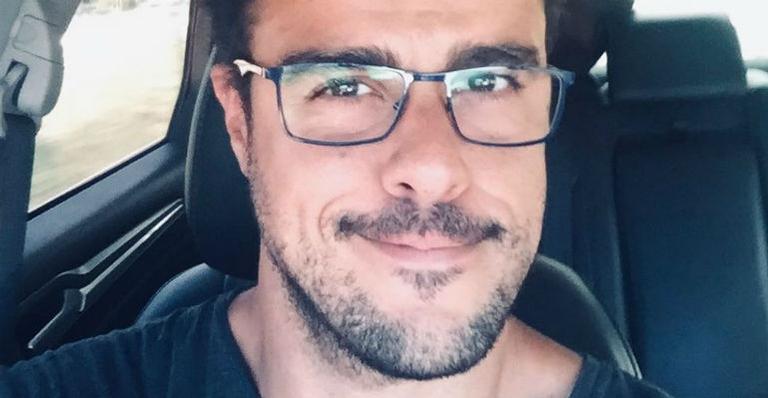 Joaquim Lopes dorme jogado no sofá e se explica: ”Pós-Carnaval e segunda-feira”