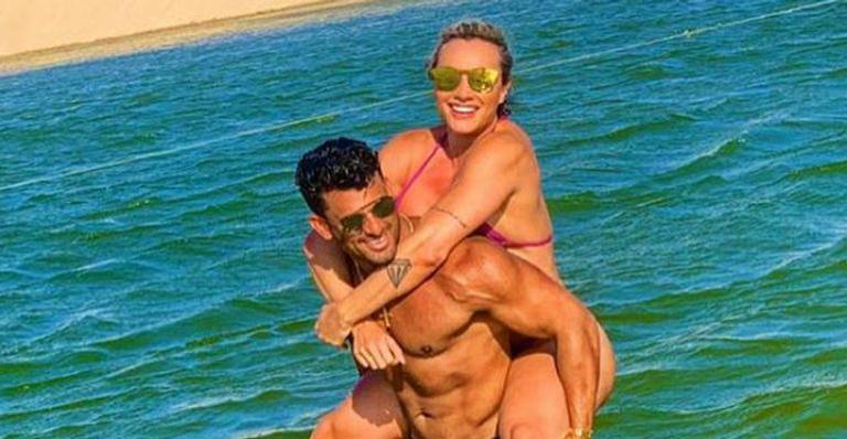 Juju Salimeni compartilha clique ao lado do novo namorado, Helisson Dias e se declara na web