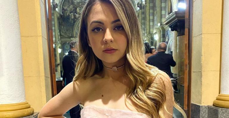 Klara Castanho aposta em delineado colorido com look de unicórnio em registro na web