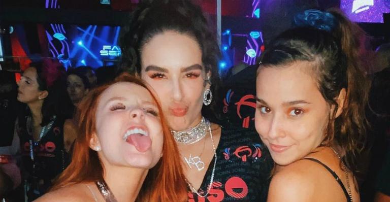 Larissa Manoela curte pós-Carnaval na Sapucaí ao lado de Kéfera e Thati Lopes: ”Eu amo um trio”