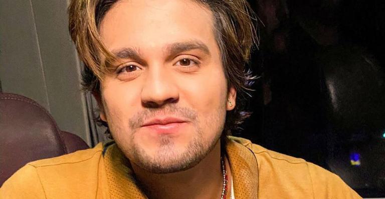 Em Hollywood, Luan Santana anda de patinete na Calçada da Fama