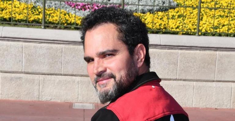 Luciano Camargo toma café com leite no copo de requeijão e brinca: ”Ainda melhor”