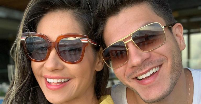 Mayra Cardi e Arthur Aguiar posam de máscara no aeroporto e são criticados na web