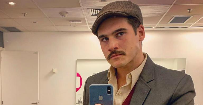 Nicolas Prattes posa nos bastidores de ‘Éramos Seis’ e recebe elogios de fãs: ”O melhor Alfredo”