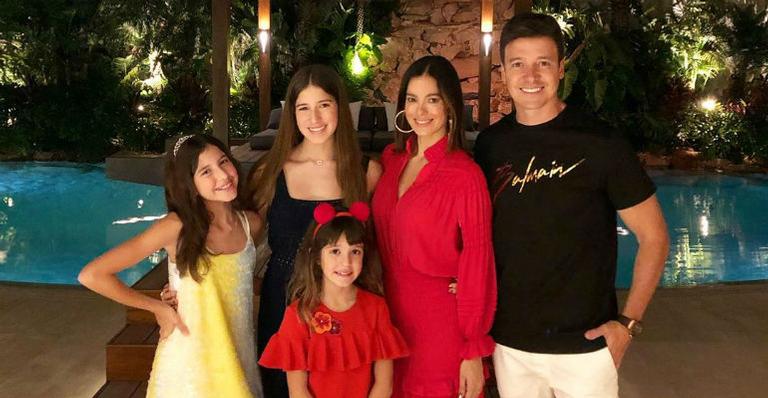 Com o fim do Carnaval, Rodrigo Faro posta foto com a família usando branco e brinca: ”Agora vai”