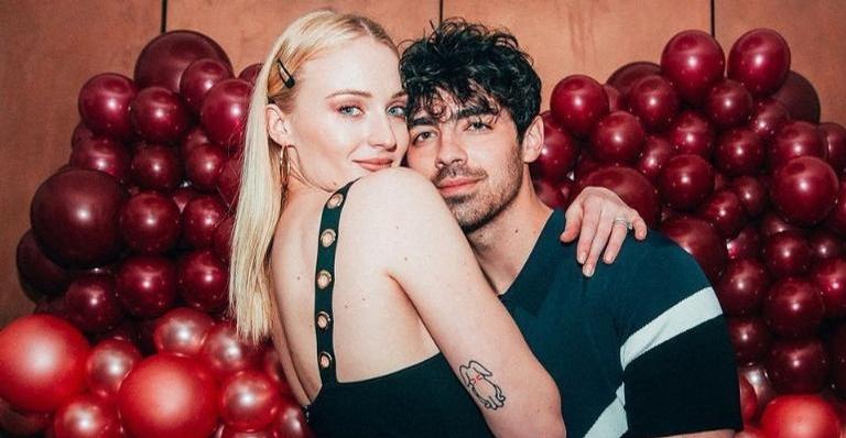 Sophie Turner mostra barriguinha de grávida em passeio ao lado de Joe Jonas