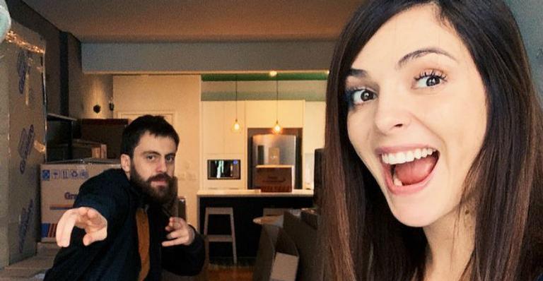 Grávida pela primeira vez, Titi Müller mostra a barriga enquanto faz mudança com Tomas Bertoni