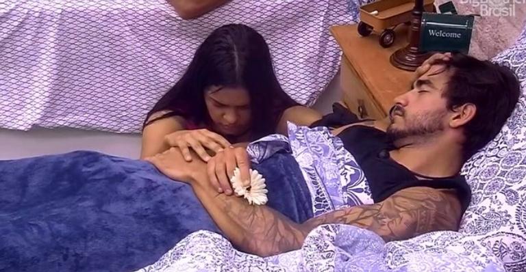 BBB20: Flayslane reza com a mão no corpo de Guilherme enquanto ele dorme e assusta web: ”Velório?”