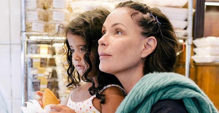 Filha caçula de Carolina Ferraz esbanja fofura em foto com cachorrinho