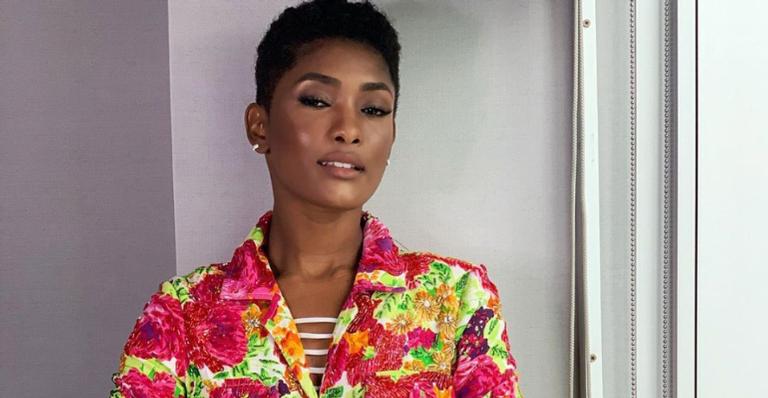 Na academia, Erika Januza ostenta barriga chapada e deixa fãs admirados: ”Excelência em beleza”
