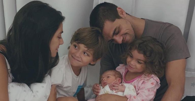 Mulher de Felipe Simas posta foto de ensaio newborn do filho, Vicente, e fãs elogiam: ”Perfeição”