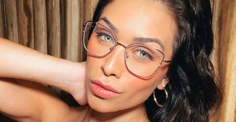 Completando 22 anos, Flavia Pavanelli compartilha foto com look inusitada e recebe felicitações