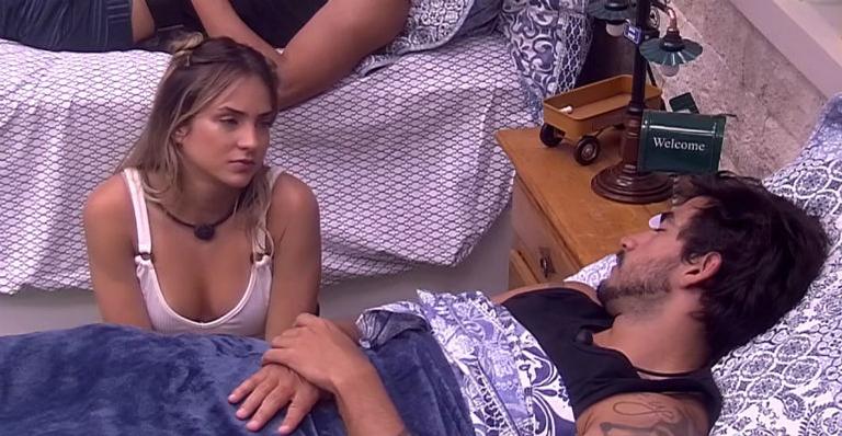 BBB20: Gabi observa Guilherme dormindo e coloca flor sobre corpo do brother