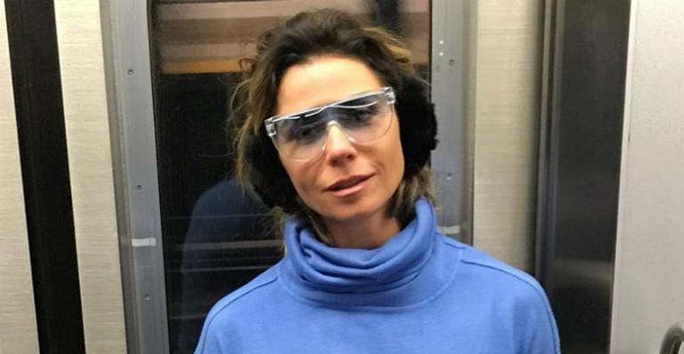 Giovanna Antonelli compartilha clique fazendo carão com legenda motivacional e encanta a web