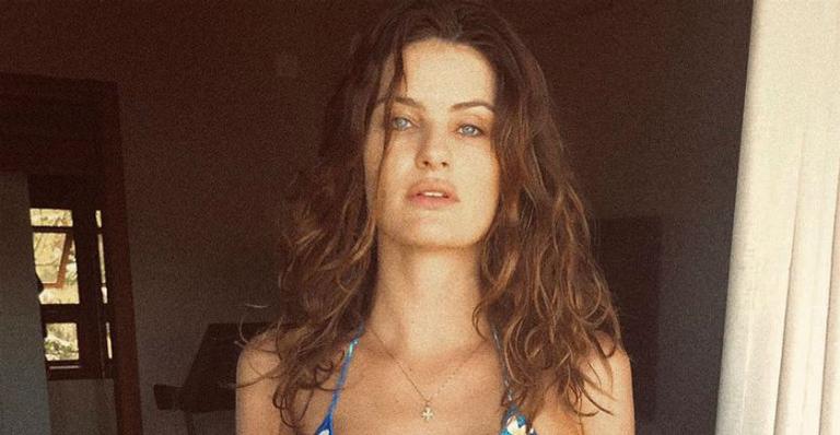 Isabeli Fontana, esposa de Di Ferrero, aparece fazendo topless e com argila no corpo e fala sobre