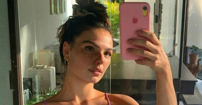 Isis Valverde compartilha clique sensual vestindo lingerie e camisa e arranca suspiros na web