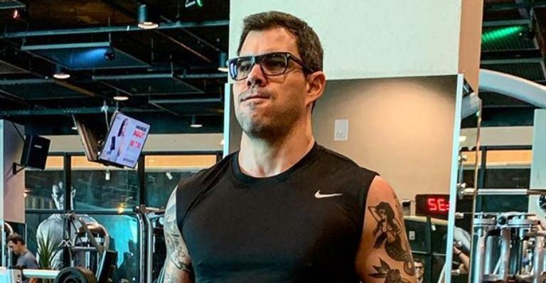 Juliano Cazarré surge malhando pesado e incentiva internautas: ”E aí, vamos?”