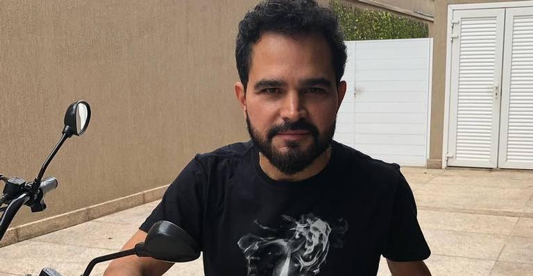 De volta ao Brasil, Luciano Camargo mata a saudade da mãe e emociona com registro