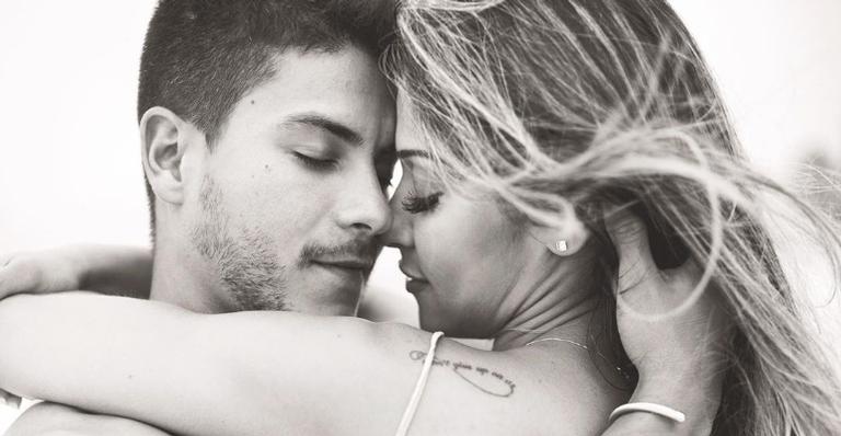 Mayra Cardi se declara no aniversário de Arthur Aguiar: ”Minha maior paixão”