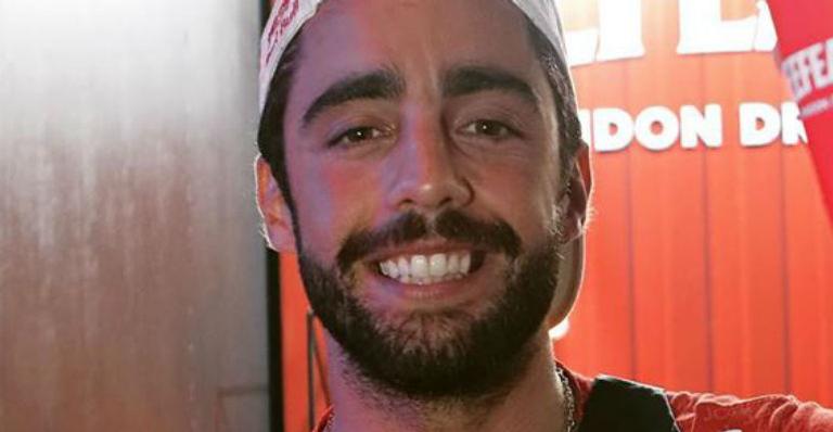Descamisado, Pedro Scooby aproveita o dia em cachoeira e arranca suspiros nas redes sociais