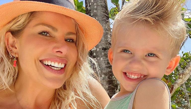 Após voltar a rotina, Karina Bacchi relembra viagem com o filho e encanta web