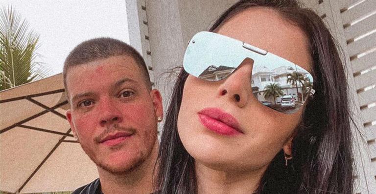 Ferrugem e a esposa, Thaís Vasconcellos, trocam declarações nas redes e encantam os internautas