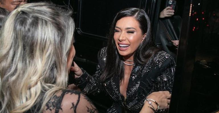 Flavia Pavanelli compartilha cliques inéditos do momento em que chegou em sua festa surpresa luxuosa
