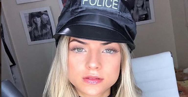 Após eliminação de Guilherme, Gabi esbanja sensualidade de lingerie na cama