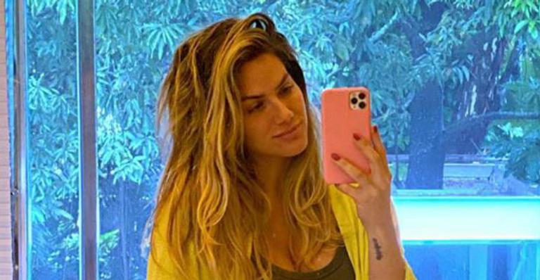 Grávida de 5 meses, Giovanna Ewbank posa na academia e deixa a barriguinha à mostra