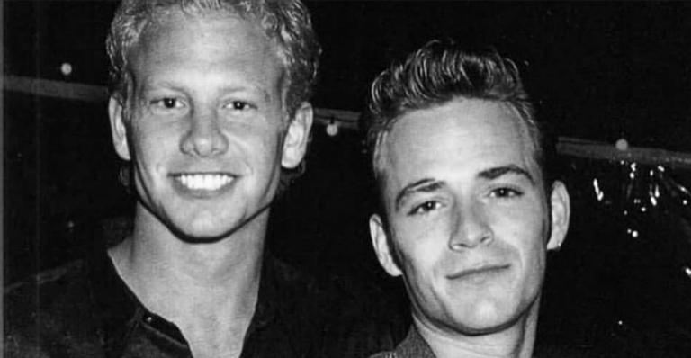 Ian Ziering, o Steve de ‘Barrados no Baile’, homenageia Luke Perry um ano após sua morte