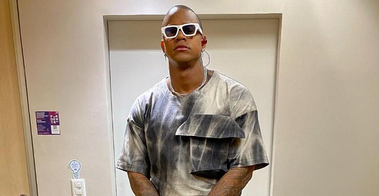 Léo Santana tranquiliza fãs após se submeter a uma cirurgia no tornozelo: ”O GG ta bem”