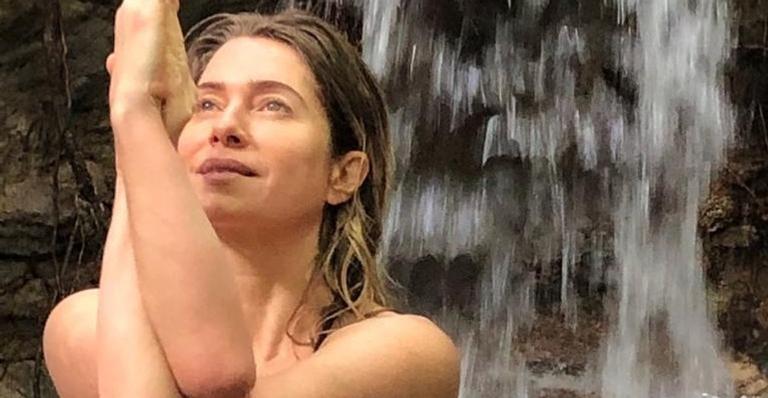 Leticia Spiller encanta ao compartilhar clique curtindo banho de mar