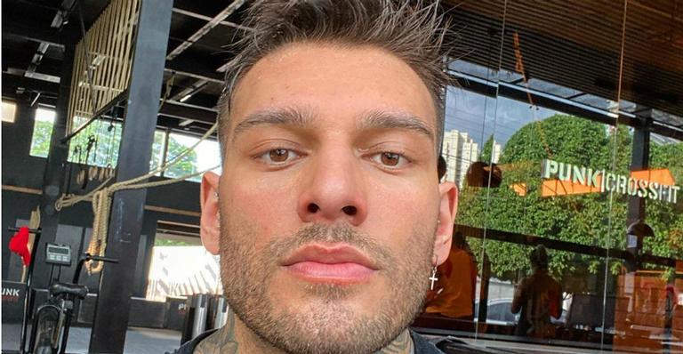 Lucas Lucco experimenta terno para casamento e brinca: ”Qual a nota?”