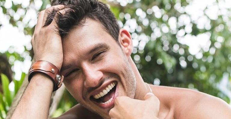 Nando Rodrigues surge careca para viver novo personagem