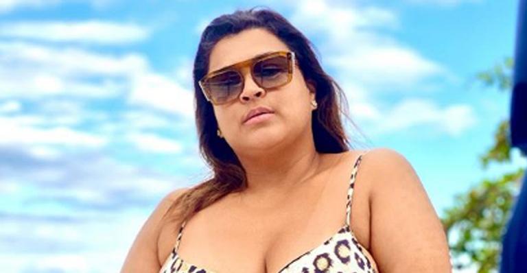 Preta Gil curte dia de praia sem o marido e dispara: ”Casamento bem resolvido”