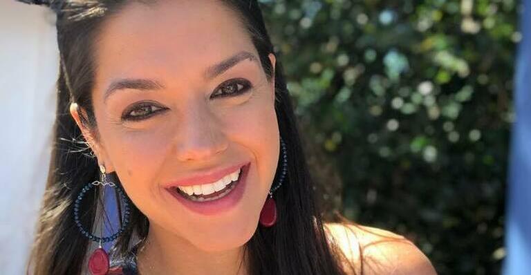 Thais Fersoza compartilha foto do pé e internautas disparam: ”Que bonito”