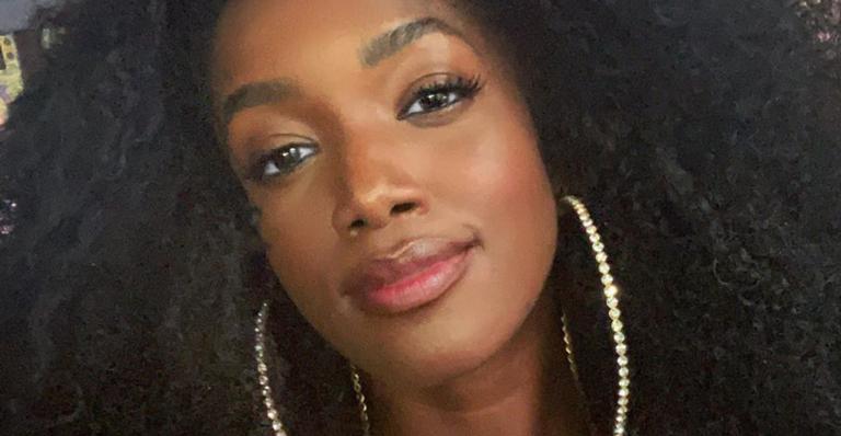 Apenas de lingerie, Iza dança e se diverte ao som de hits do Raça Negra