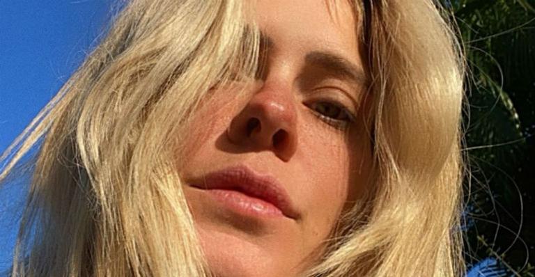 Carolina Dieckmann relembra clique antigo com sorriso contagiante e internautas se derretem