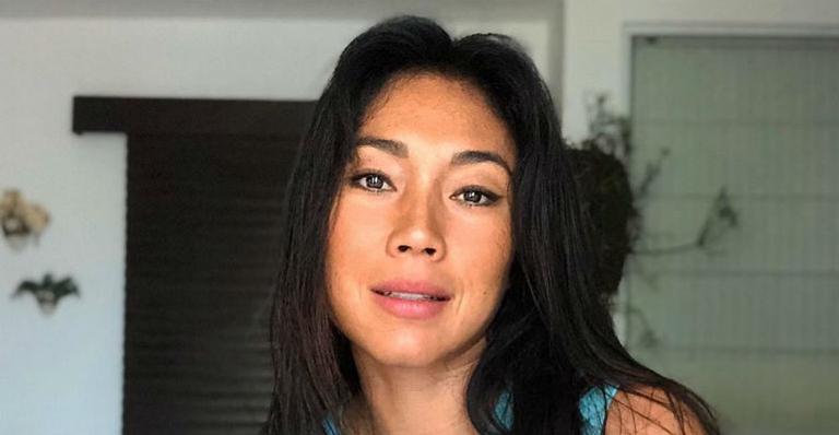 Na Indonésia, Danni Suzuki posa abraçada com novo namorado