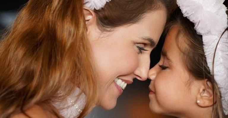 Deborah Secco explode o fofurômetro ao surgir agarradinha com Maria Flor: ”Tem coisa mais linda?”