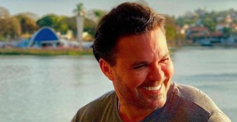 Eduardo Costa mostra cartaz do filme de ação que interpretará traficante colombiano