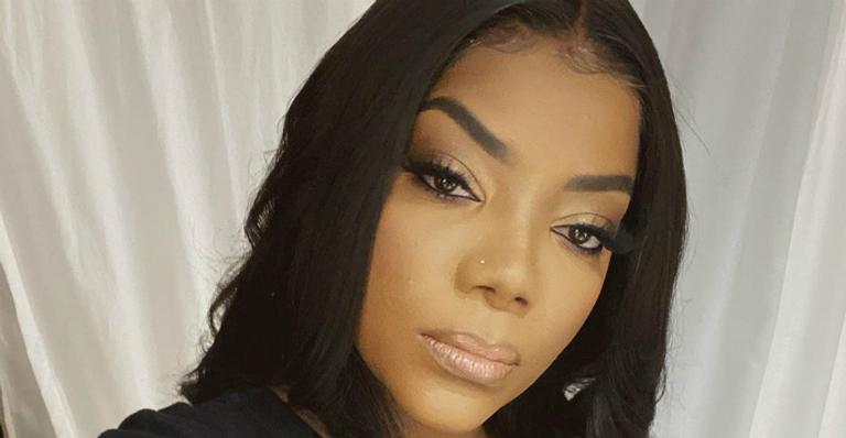 Fã de Ludmilla surpreende ao tatuar rosto da cantora em lugar inusitado e recebe elogio: ”Eu amei”