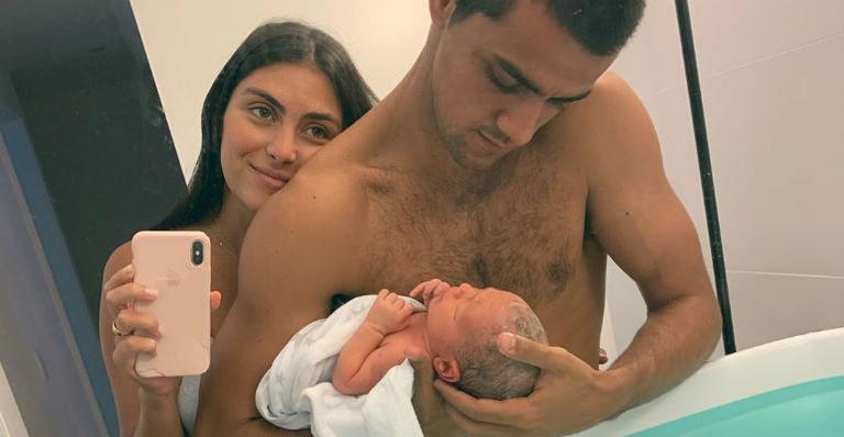 Mariana Uhlmann explode o fofurômetro ao flagrar Felipe Simas dormindo com o filho recém-nascido