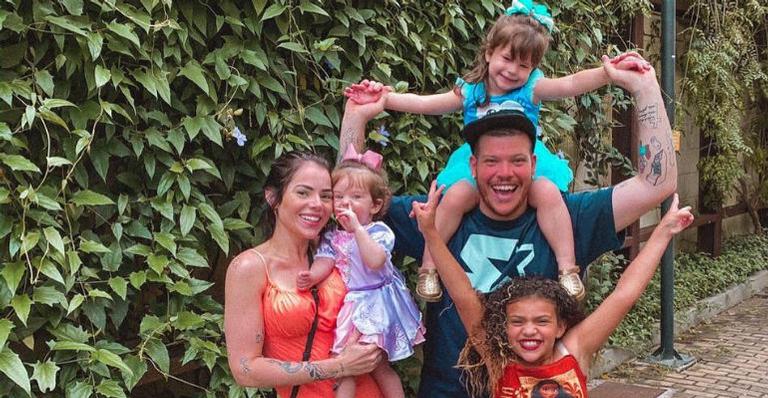 Ferrugem e Thaís Vasconcellos reúnem a família e se preparam para curtir dias de férias em viagem