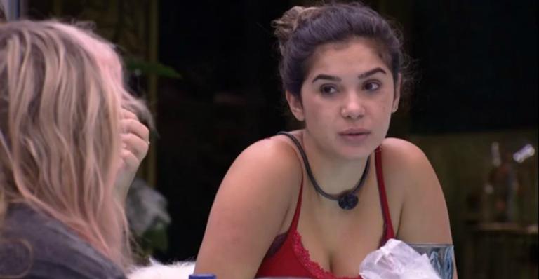 BBB 20: Gizelly conversa com Marcela sobre as atitudes de Daniel: ”Muita falta de atenção”