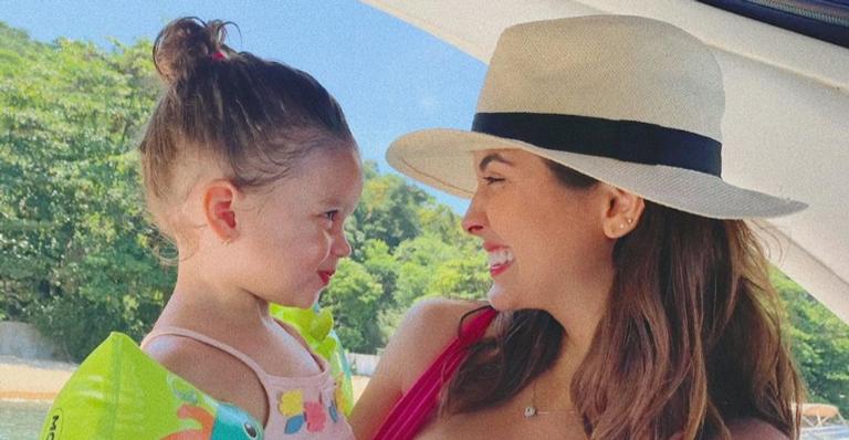 Leticia Almeida completa sete meses de gravidez e comemora com a filha na web