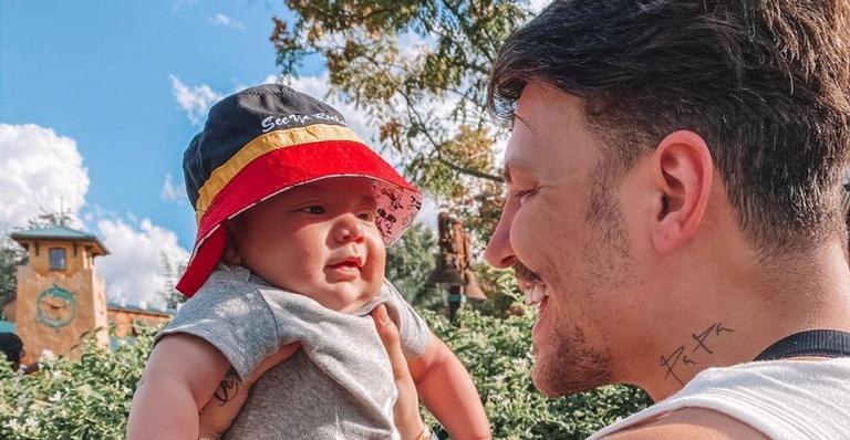 Saulo Poncio publica fofo registro do filho e celebra oito meses do pequeno: ”Amor da minha vida”