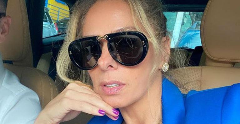 Adriane Galisteu posa com look azul deitadona em sofá e fãs babam: ”Presente para o mundo”